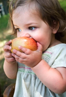 girl eating apple